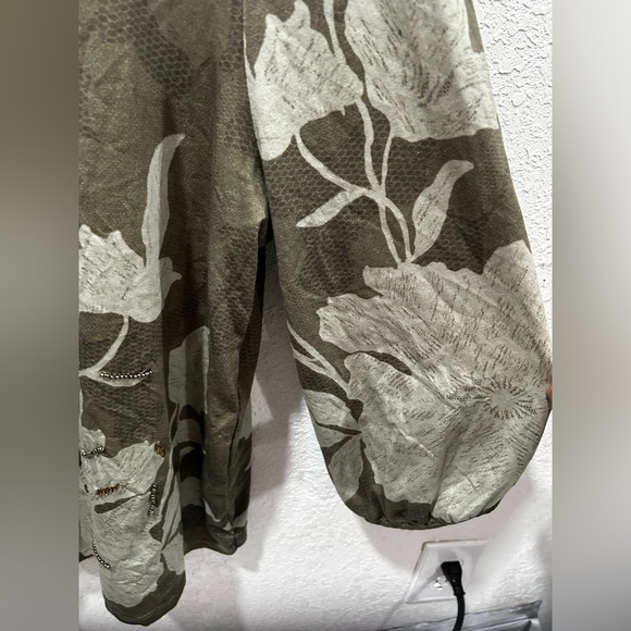 📸Chico's Olive Green Top with Floral Design size 4 GUC - Picture 3 of 8